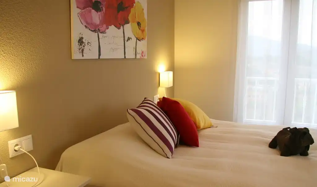 La jolie chambre principale dispose d'un lit merveilleux pour rêver.