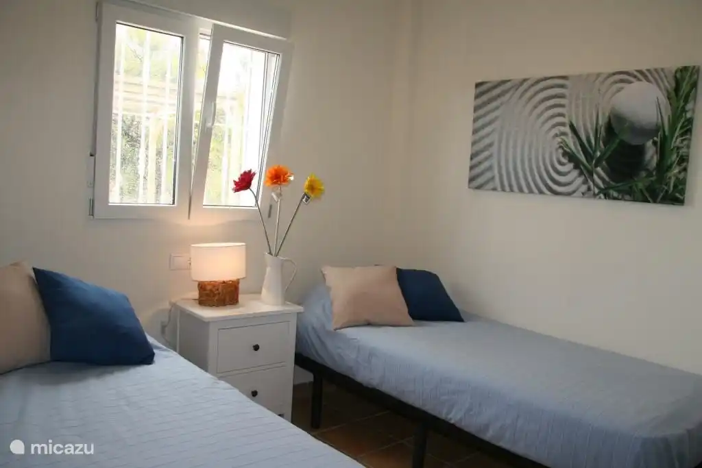 Toutes les chambres ont une salle de bain privée, une ou plusieurs fenêtres et des matelas de qualité. Les chambres sont dotées de décorations et d'équipements tels que des lampes de lecture.