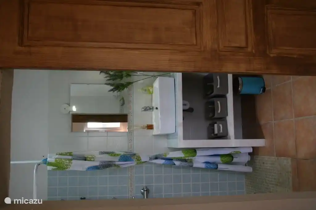 La deuxième chambre a 2 lits simples et une salle de bain privée.