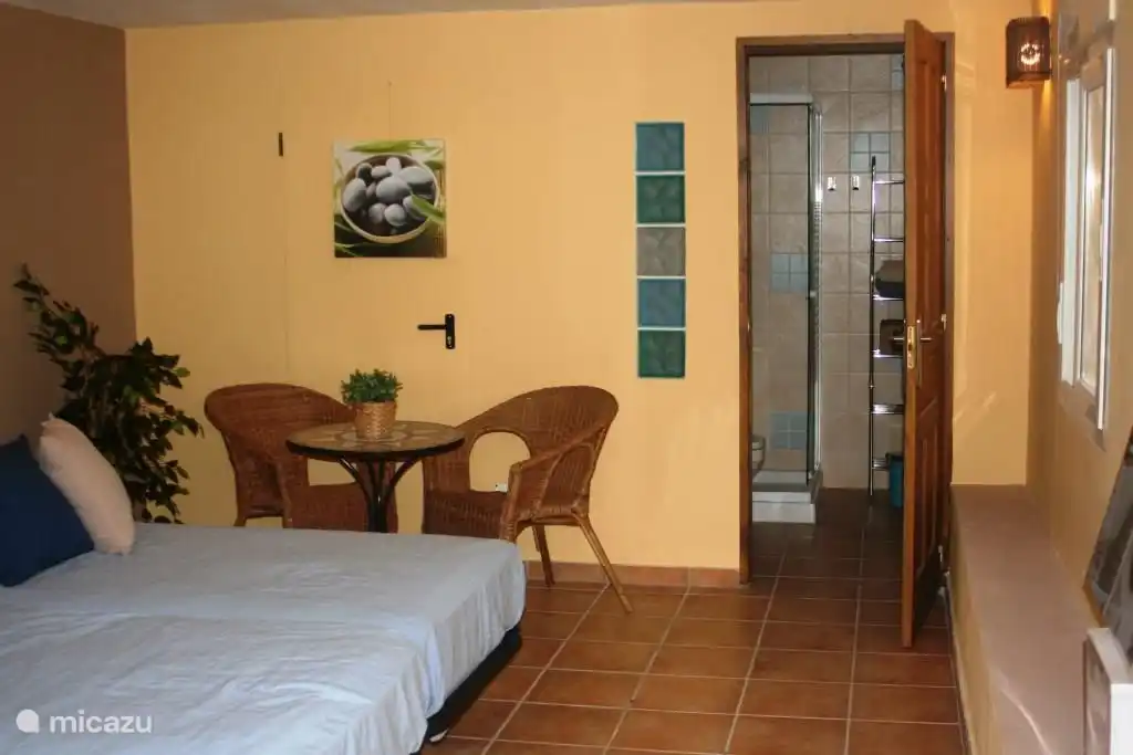 La troisième chambre ensuite est située au sous-sol. Cette chambre a une entrée séparée et est donc idéale pour les (grands) parents en voyage ou les enfants plus âgés.