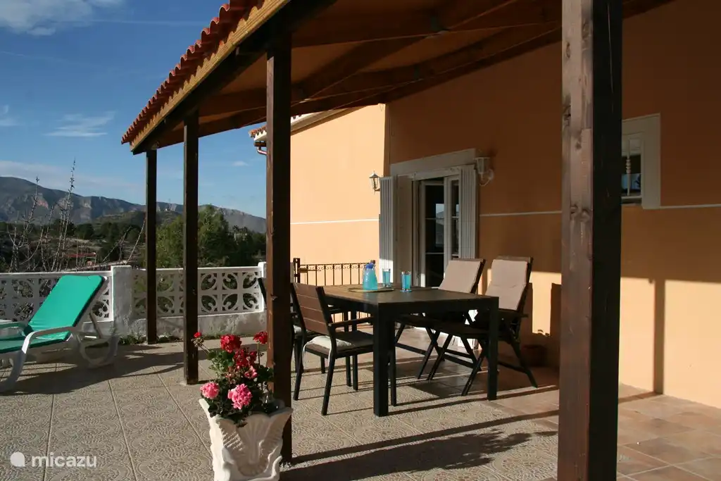 Des terrasses ombragées entourent la villa