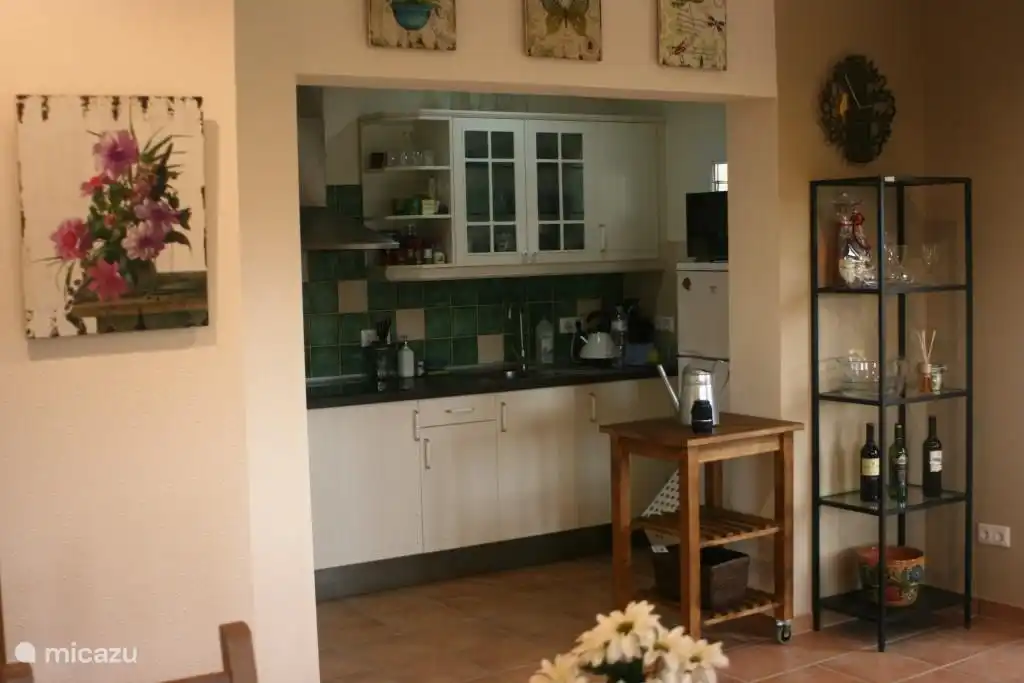 Une cuisine bien équipée avec une plaque à induction, une machine Nespresso et un four combiné micro-ondes. Une machine à café filtre, une bouilloire et un grille-pain sont également disponibles.