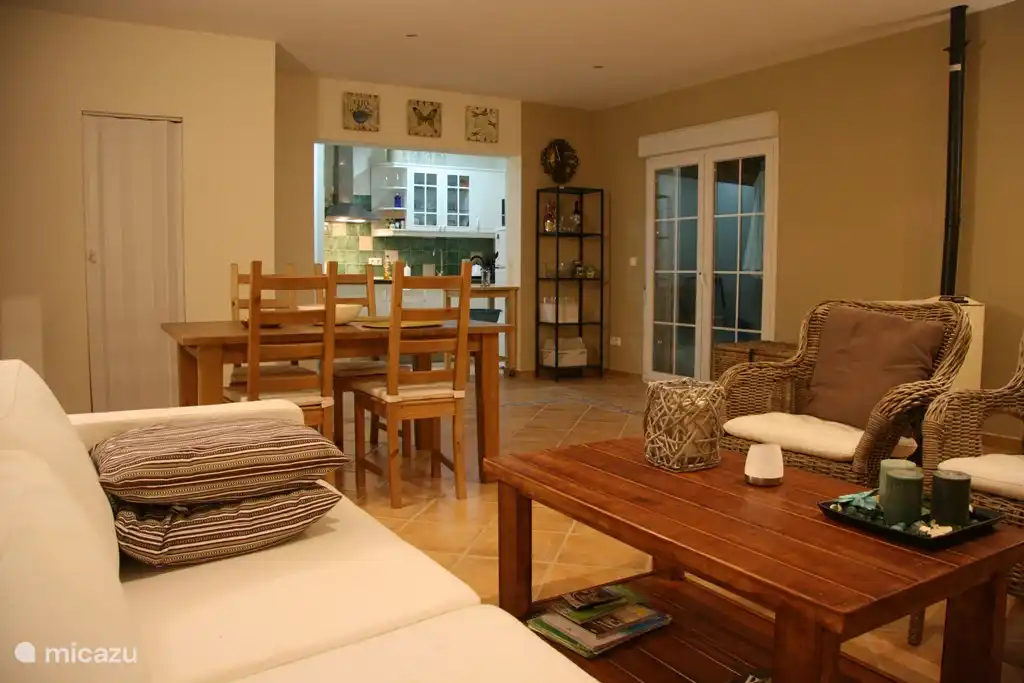 Le salon avec cuisine ouverte est également confortable le soir. Un poêle à granulés est disponible pour le chauffage en pré-post saison.