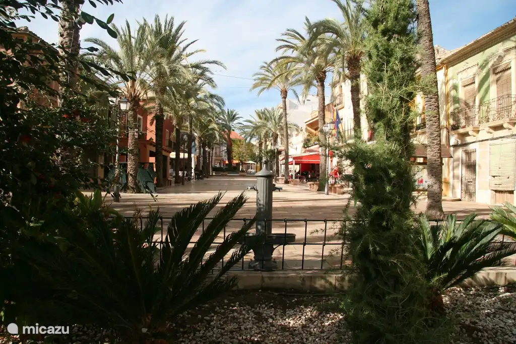 La jolie ville de Hondon de las Nieves a conservé son caractère espagnol avec diverses terrasses, restaurants, le marché local et une bodega.
