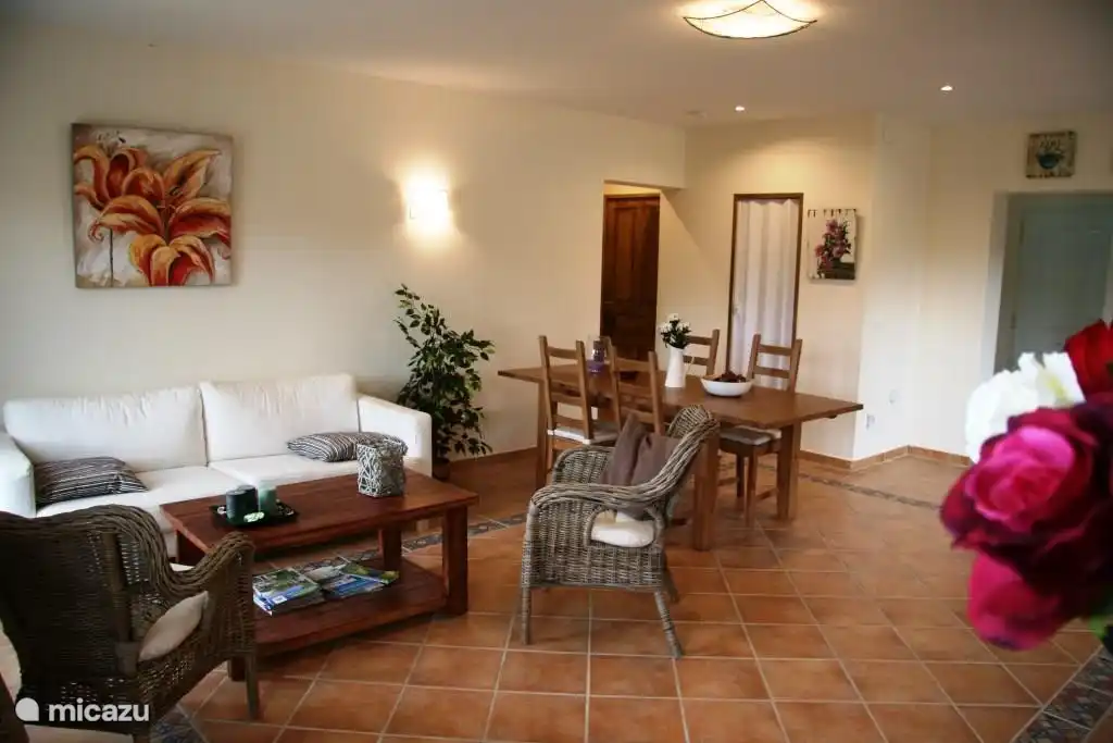 Le salon spacieux est confortablement meublé et a beaucoup de lumière à travers les grandes fenêtres. Toute la villa est confortable et agréable.