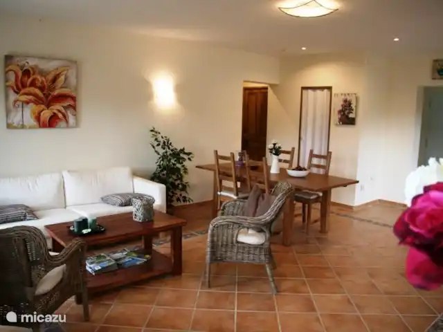Villa Bonita Vista | Espagne, Costa Blanca, Hondón de las Nieves - villa Le salon spacieux est confortablement meublé et a beaucoup de lumière à travers les grandes fenêtres. Toute la villa est confortable et agréable.