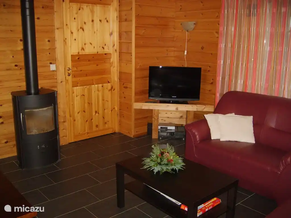 Zimmer mit gemütlichen Holzofen