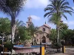 plaza de la iglesia a la vuelta de la esquina