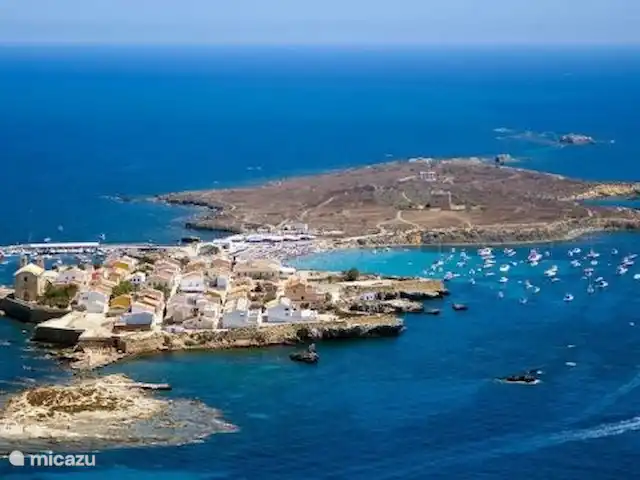 Palmeras Puerto et Plage Torrevieja | Espagne, Costa Blanca, Torrevieja - appartement tabarea une île aux pirates où vous pourrez vous rendre pour une journée en bateau départ du bateau devant l'appartement