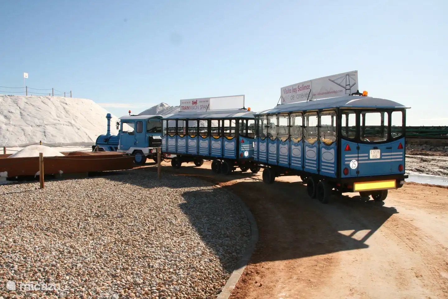 el tren que te da un tour a las salinas y pueblo de torrevieja