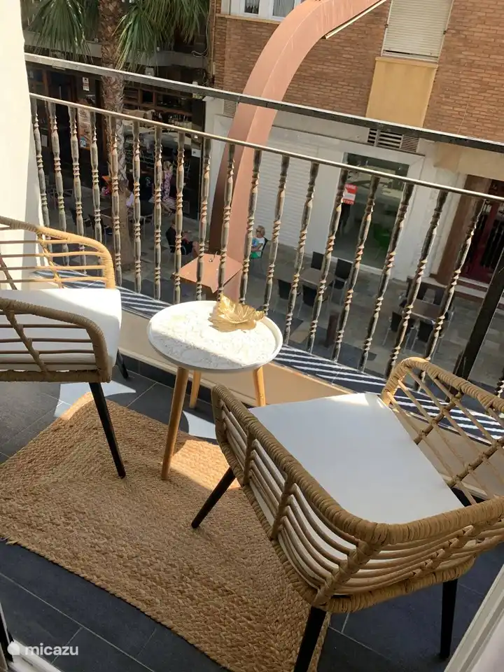 balcón en el apartamento lateral