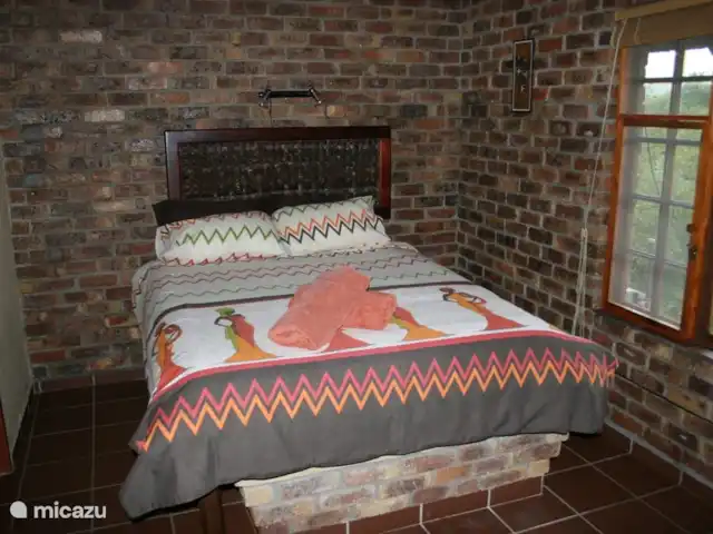 Villa Khamkirri | Afrique du Sud, Mpumalanga, Marloth Park - villa La chambre du cottage dispose d'un ventilateur et de la climatisation.