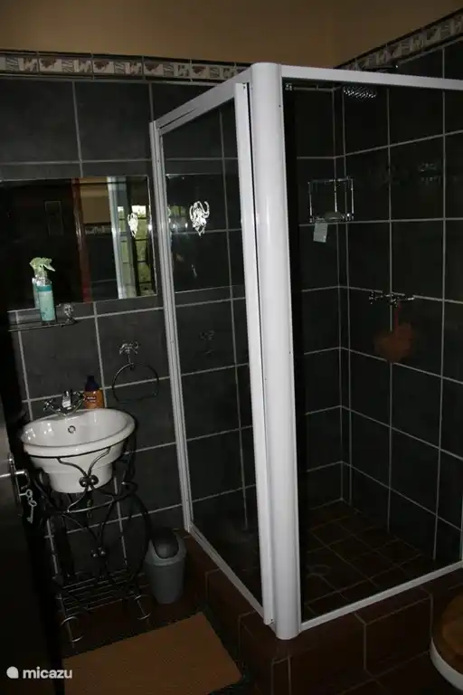 Ihr eigenes Badezimmer in der Hütte.