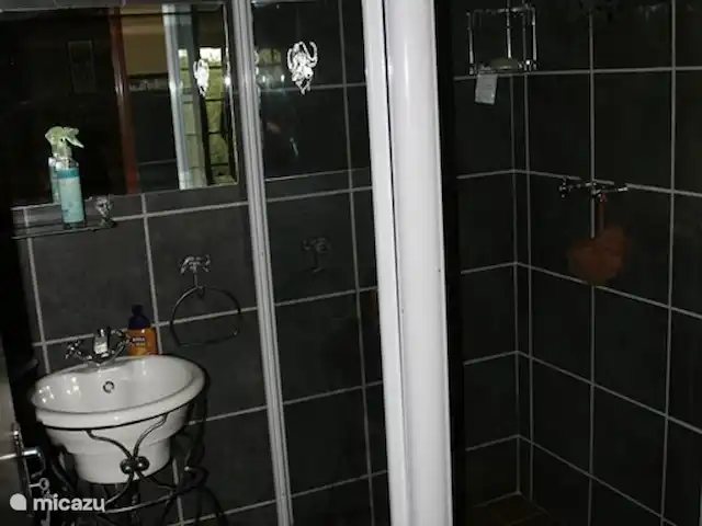 Villa Khamkirri | Afrique du Sud, Mpumalanga, Marloth Park - villa La salle de bain attenante au chalet.