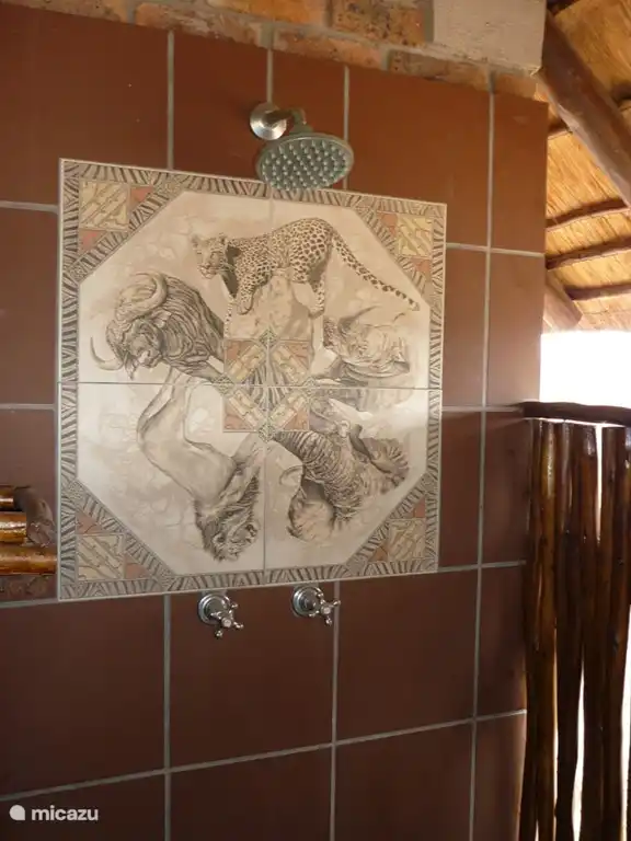 Eine schöne Dusche im Freien in der Hütte.