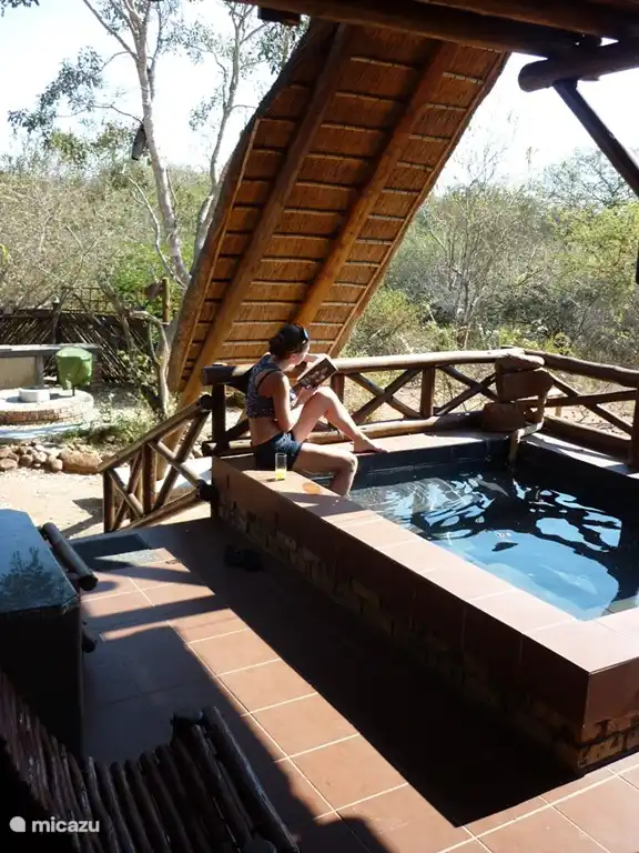 Oder mit einem guten Buch vom Planschbecken!