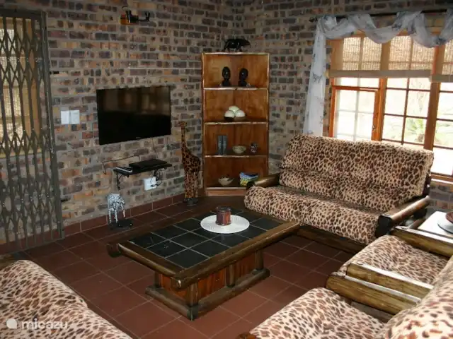 Villa Khamkirri | Afrique du Sud, Mpumalanga, Marloth Park - villa Le salon avec TV et DVD et Wifi