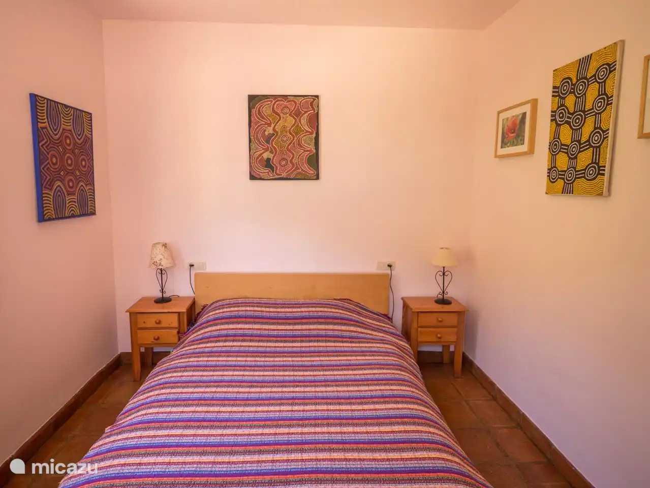 Chambre à coucher avec des peintures australiennes originales sur les murs