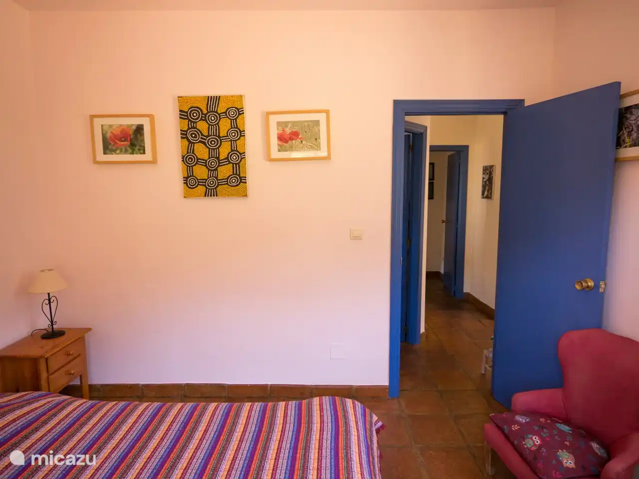 Chambre à coucher avec des peintures australiennes originales sur les murs.