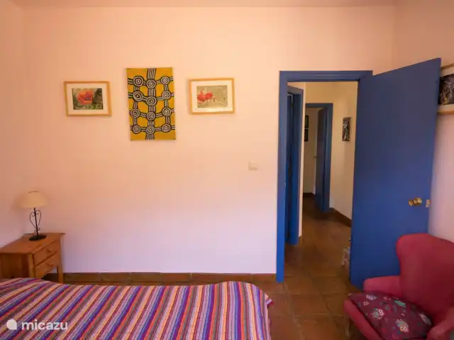 Casa Vallecillo en España, Andalucía, Ronda - casa vacacional Dormitorio con pinturas australianas originales en las paredes.
