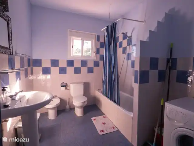 Casa Vallecillo en España, Andalucía, Ronda - casa vacacional Baño con bañera, ubicado entre dos dormitorios.
La lavadora se coloca aquí.