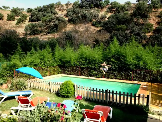 Casa Vallecillo en España, Andalucía, Ronda - casa vacacional Piscina de 4 x 8 metros, bien vallada para niños más pequeños. Fácil entrada y salida, mediante amplios escalones.