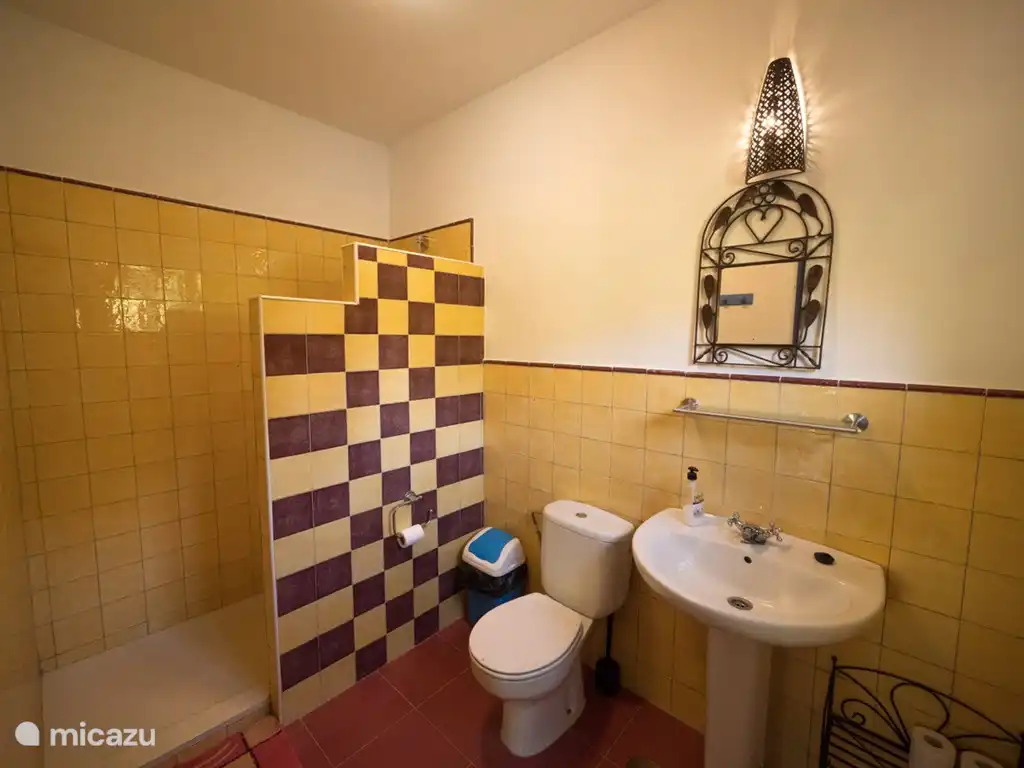 Salle de bain attenante avec douche à l'italienne en connexion directe avec la chambre double.