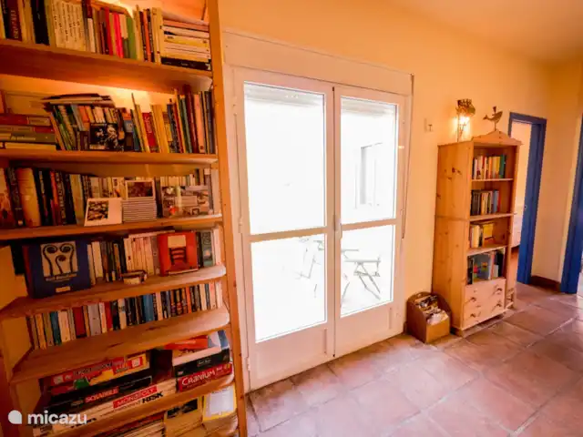 Casa Vallecillo en España, Andalucía, Ronda - casa vacacional Librería con literatura y guías de viaje en holandés, español, inglés, francés y alemán. También juegos de mesa.