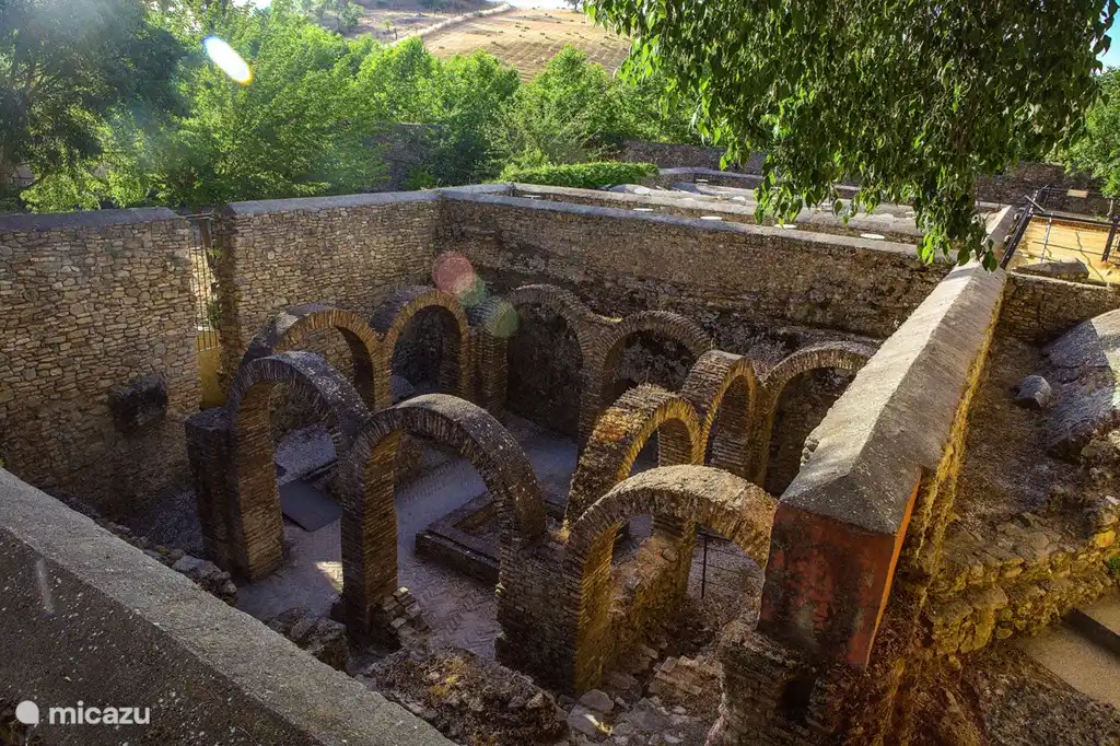 Dans la vieille ville, vous traversez l'histoire. Comme ici avec les vestiges des Bains Arabes