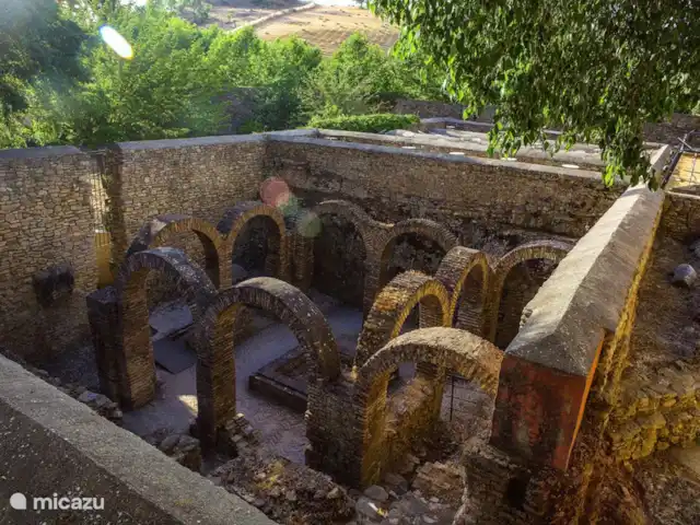 Casa Vallecillo en España, Andalucía, Ronda - casa vacacional En el casco antiguo se camina por la historia. Como aquí con los restos de los Baños Árabes