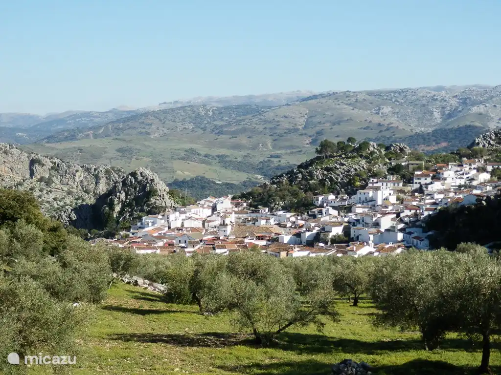 Ronda est très centralement située entre les célèbres villages blancs d'Andalousie. Comme ici sur la photo Montejaque.