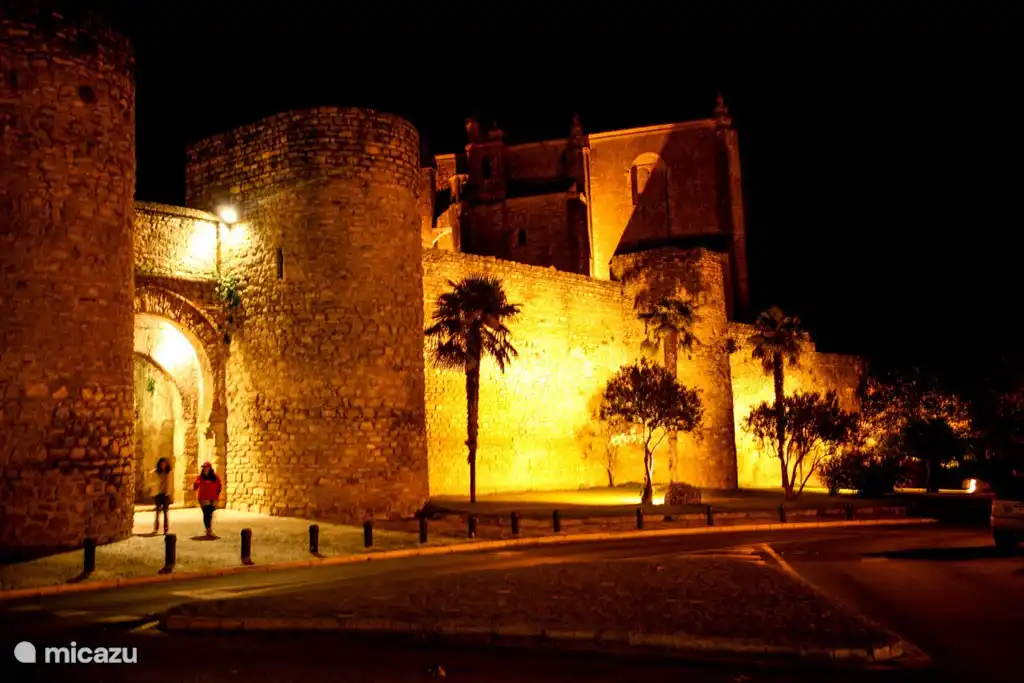 L'ancien mur de la ville de Ronda, joliment éclairé.