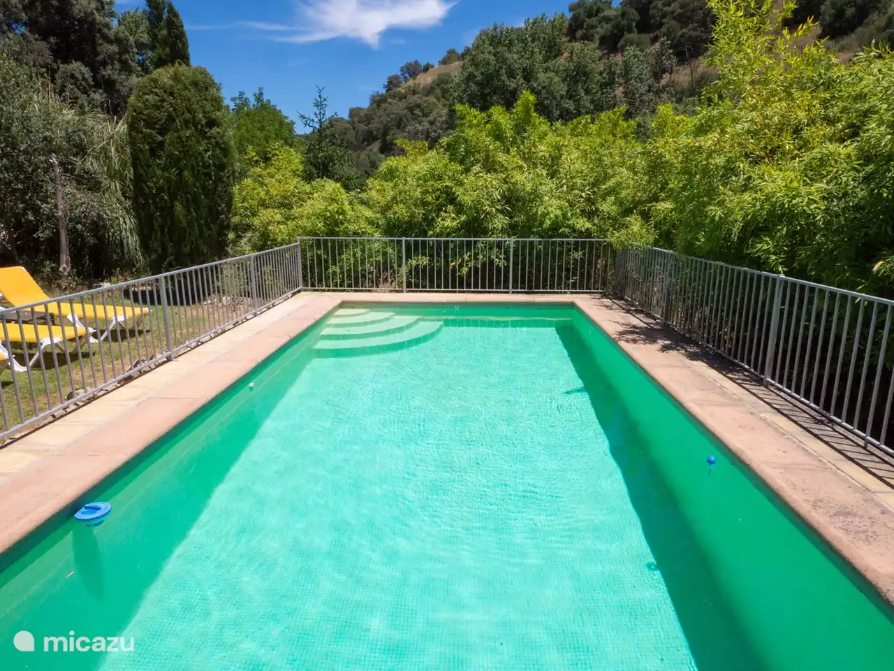 Belle piscine (également pour les enfants) avec marches conviviales.