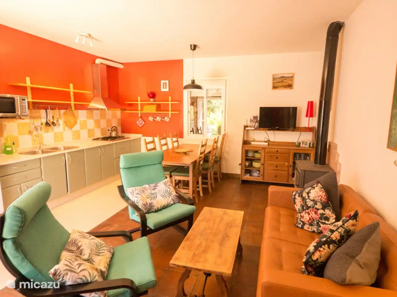 cuisine ouverte avec grande table à manger extensible et coin salon attenant.