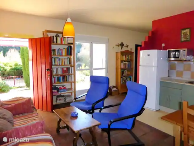 Casa Vallecillo en España, Andalucía, Ronda - casa vacacional Sala de estar con cocina abierta y acceso directo a la terraza y la piscina