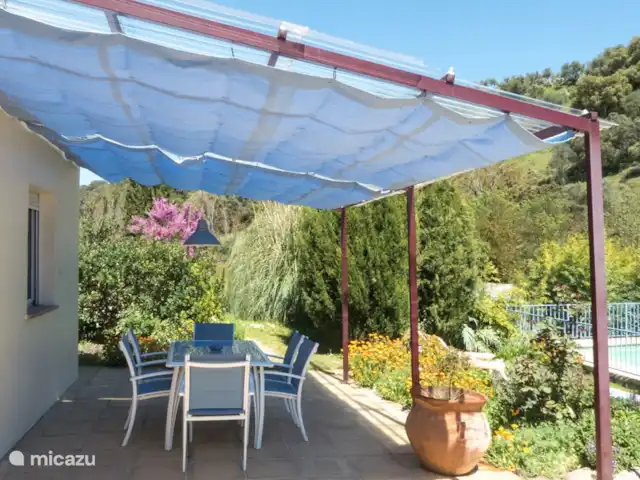 Casa Vallecillo en España, Andalucía, Ronda - casa vacacional Preciosa terraza cubierta con la opción de crear sombra o no. Y si llueve, estarás seco.