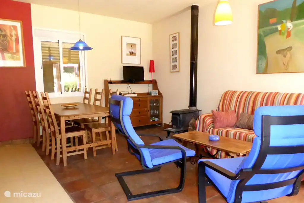 Confortable espace de vie ouvert, gaiement coloré et très lumineux.