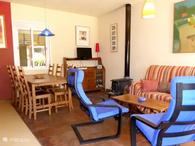 Casa Vallecillo en España, Andalucía, Ronda - casa vacacional Cómodo espacio de estar abierto, de colores alegres y con mucha luz.