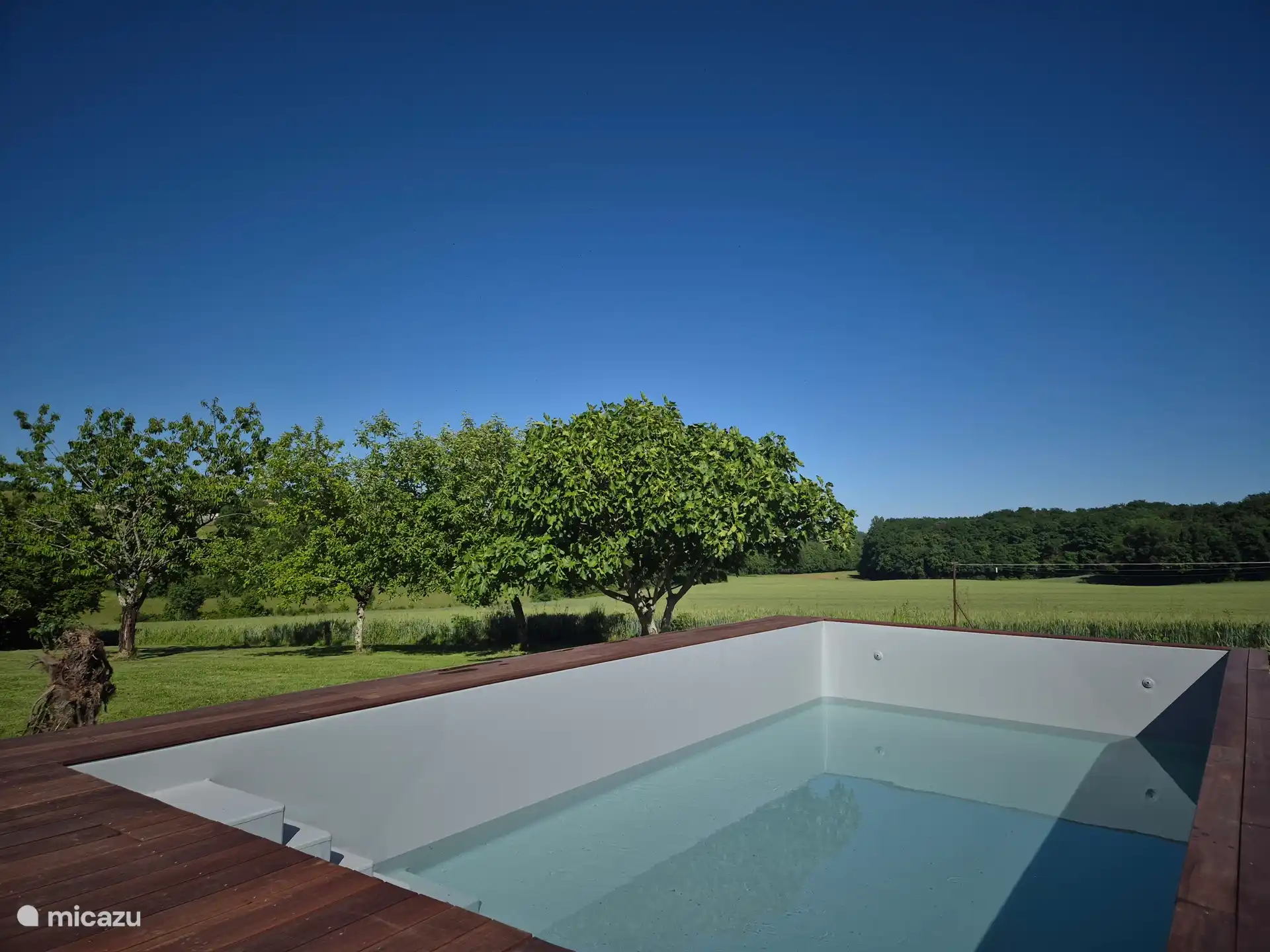 Schönes unterirdisches Schwimmbad