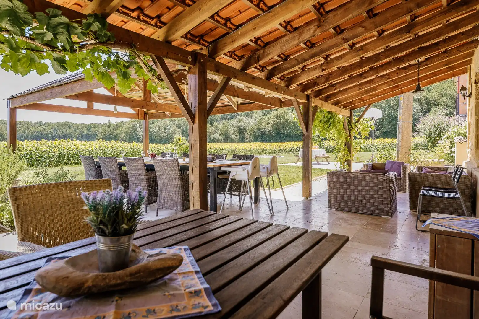 Die großzügige Terrasse