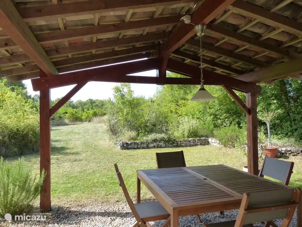 Der Garten von der Terrasse aus gesehen