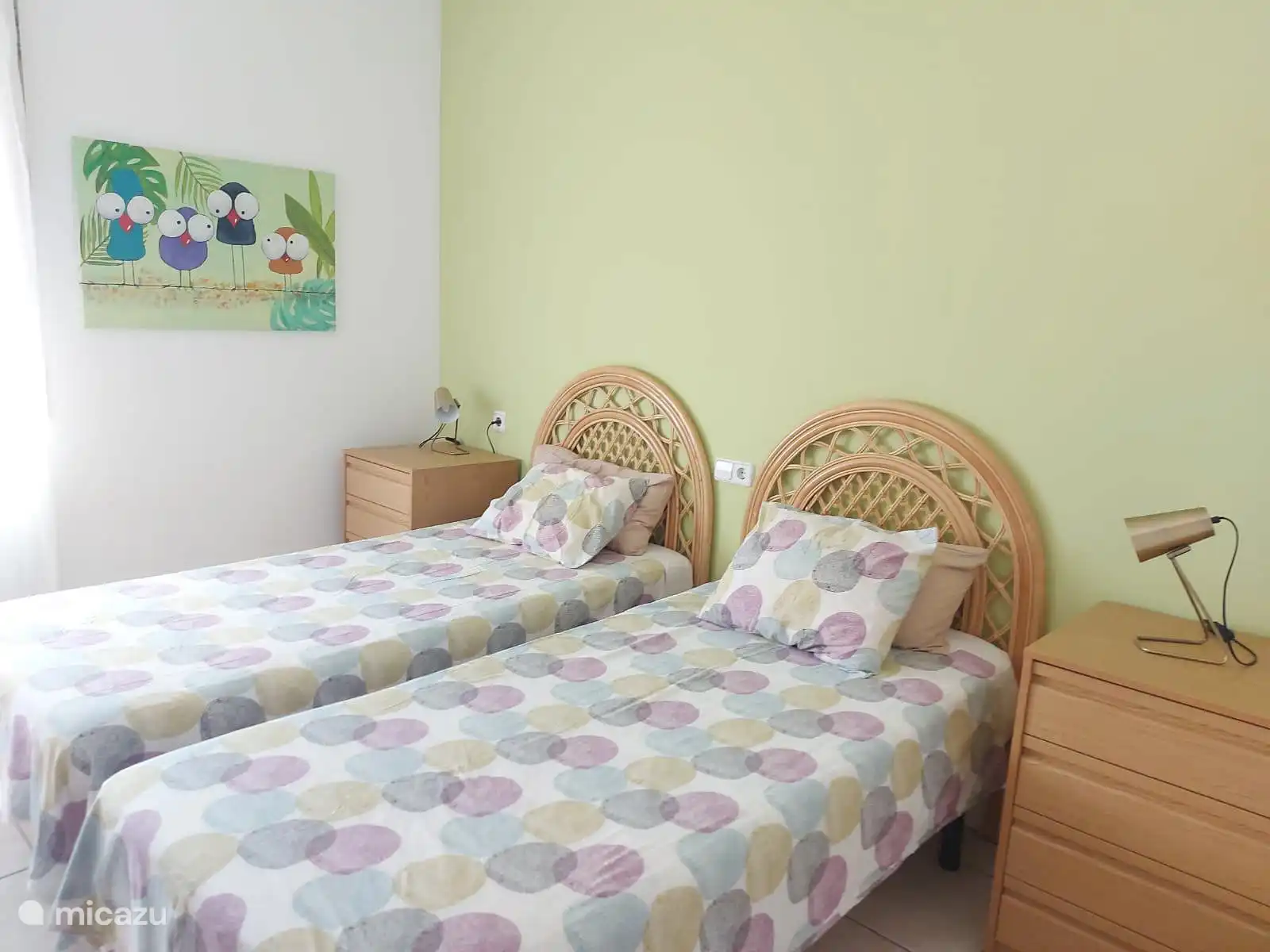 De groene kamer heeft ook voldoende opbergruimte. Deze kamer is voorzien van een plafondventilator. Vanuit de kamer heeft u zicht op het zwembad. De ramen zijn voorzien van horren en rolluiken.