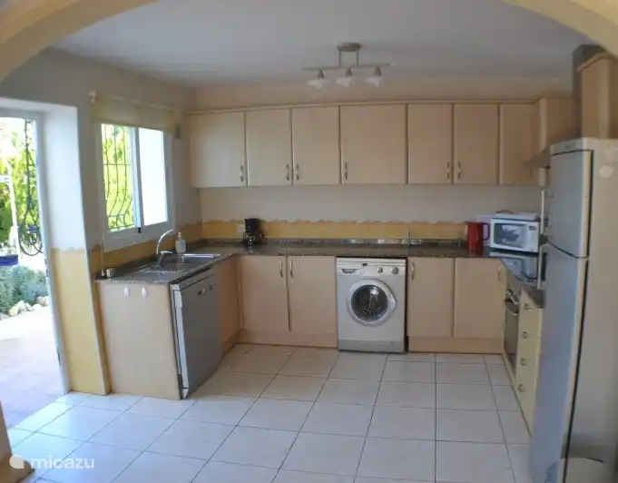 De open keuken is voorzien van alle gemakken om een lekkere maaltijd te bereiden. 
