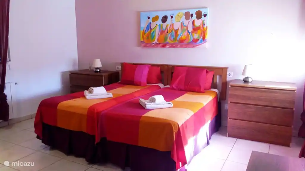 De ouderslaapkamer is voorzien van airco en een badkamer en suit. De kamer heeft veel kastruimte en een ingebouwde kluis. De ramen zijn voorzien van horren en rolluiken. 
 