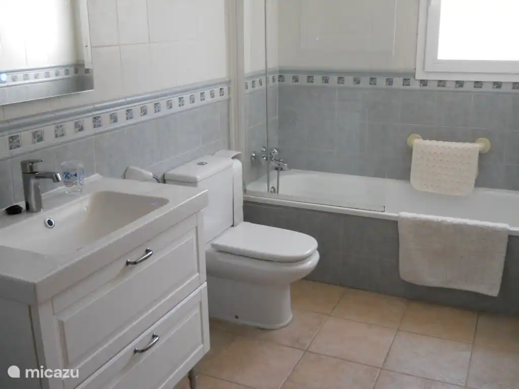 De tweede badkamer heeft een ligbad. Er is een spatscherm zodat u er ook makkelijk in kunt douchen. 