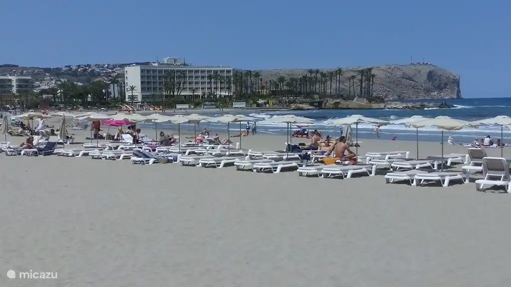 Arenal strand, parasols en ligbedden kunnen hier gehuurd worden. 