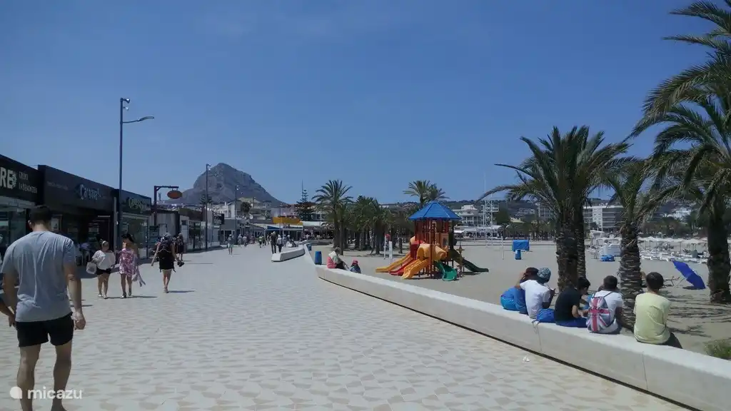 Boulevard Arenal met veel winkels, leuke barretjes en lekkere restaurants.