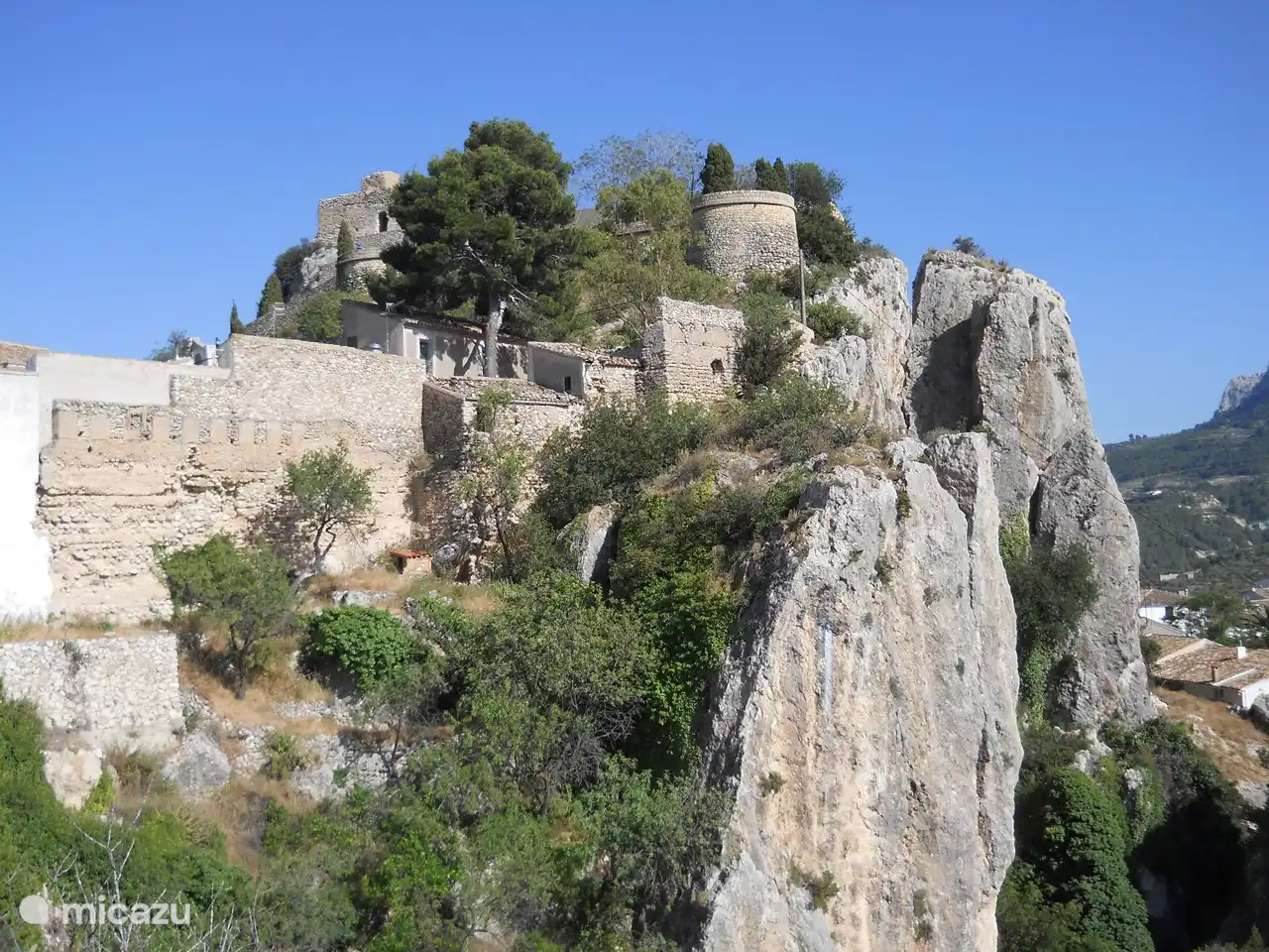 In het bergdorpje Guadalest ligt het Castell de Guadalest een bezienswaardigheid omdat deze deels uitgehouwen is in de rotsen. 