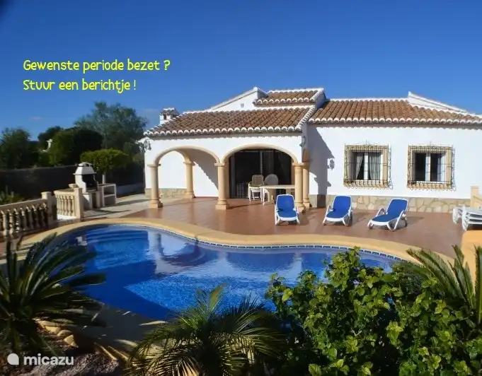 Blik op villa Esmeralda met zonovergoten terras en zwembad op het zuiden. Zelfs op de warmste dagen is het hier heerlijk omdat er dan een verkoelend zeebriesje opsteekt..