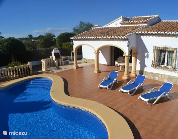 De naja, het overdekte terras, ligt centraal en is de plek om te ontbijten, lunchen of dineren. Degene die de BBQ bedient kan zelf ook makkelijk aansluiten en hoort er gewoon bij.  